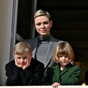 La princesse était attendue en qualité de présidente pour un déjeuner en compagnie de sportives de la Principauté et du ministre d'Etat Pierre Dartout.
La princesse Charlène de Monaco, Le prince Jacques de Monaco, marquis des Baux, La princesse Gabriella de Monaco, comtesse de Carladès - La famille princière monégasque au balcon du palais lors de la célébration de la Sainte Dévote à Monaco, sainte patronne de Monaco. Monaco. Le 27 janvier 2023. Déclaré positif au Covid-19 le 24 janvier 2023, le prince Albert porte un masque. © Bruno Bebert / Bestimage 