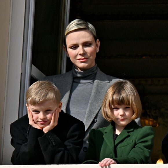 La princesse était attendue en qualité de présidente pour un déjeuner en compagnie de sportives de la Principauté et du ministre d'Etat Pierre Dartout.
La princesse Charlène de Monaco, Le prince Jacques de Monaco, marquis des Baux, La princesse Gabriella de Monaco, comtesse de Carladès - La famille princière monégasque au balcon du palais lors de la célébration de la Sainte Dévote à Monaco, sainte patronne de Monaco. Monaco. Le 27 janvier 2023. Déclaré positif au Covid-19 le 24 janvier 2023, le prince Albert porte un masque. © Bruno Bebert / Bestimage 