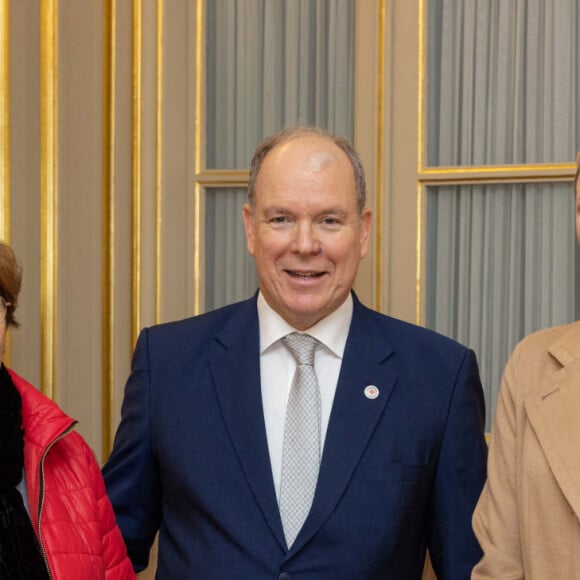 En tailleur bleu pastel de la marque suisse Akris et talons aiguille Dior, Charlène de Monaco a rendu hommage aux femmes qui, comme elle, ont trouvé un moyen de faire entendre leur voix
Le Prince Albert II et la princesse Charlène de Monaco assistent à la distribution des cadeaux de Noël de La Croix Rouge à Monte-Carlo, Monaco, le 13 décembre 2022. © Olivier Huitel/Pool Monaco/Bestimage 