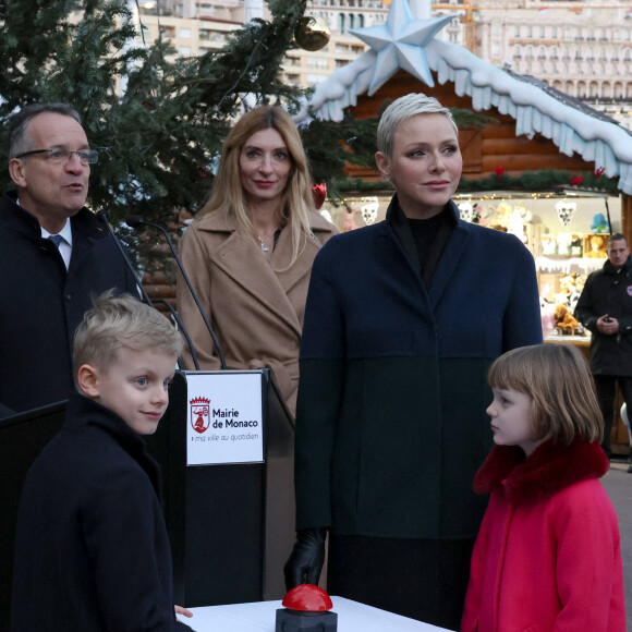 La princesse Charlene de Monaco, et ses enfants le prince Jacques et la princesse Gabriella lors de l'inauguration du marché de Noël à Monaco. Le 2 décembre 2022. © Claudia Albuquerque / Bestimage 