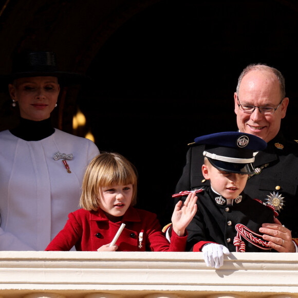 Albert et les enfants ont fini par la rejoindre en fin de journée pour l'inauguration d'une oeuvre d'art, portrait signé Mr OneTeas d'Alice Milliat, la femme qui a permis à ses semblables de décrocher leurs tickets pour les Jeux Olympiques. 
La princesse Charlène de Monaco, Le prince Albert II de Monaco, Le prince Jacques de Monaco, marquis des Baux, La princesse Gabriella de Monaco, comtesse de Carladès lors de la Fête Nationale de la principauté de Monaco, le 19 novembre 2022. © Claudia Albuquerque/Bestimage 