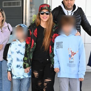 La bomba latina est arrivée dans la ville américaine le 9 mars
 
Shakira arrive à l'aéroport JFK à New York avec ses deux fils Sasha et Milan le 9 mars 2023