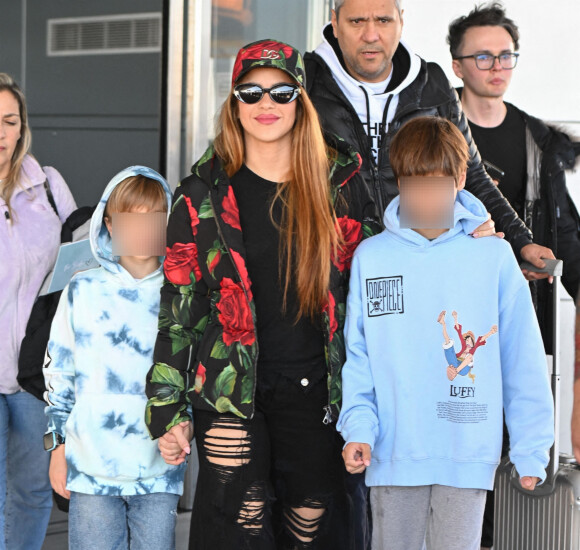 Shakira est arrivée, main dans la main avec ses deux fils, Milan et Sasha
 
Shakira arrive à l'aéroport JFK à New York avec ses deux fils Sasha et Milan le 9 mars 2023