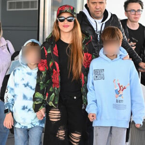 Shakira arrive à l'aéroport JFK à New York avec ses deux fils Sasha et Milan le 9 mars 2023