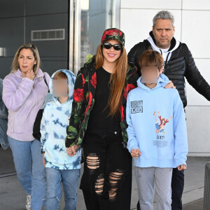 Shakira arrive à l'aéroport JFK à New York avec ses deux fils Sasha et Milan le 9 mars 2023