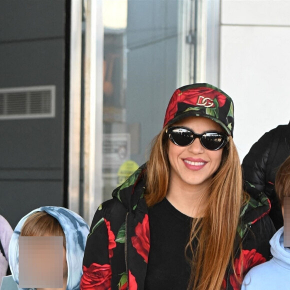 Shakira arrive à l'aéroport JFK à New York avec ses deux fils Sasha et Milan le 9 mars 2023