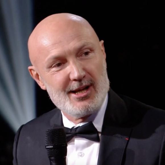 Frank Leboeuf débarque dans l'émission "La Boîte à secrets" pour surprendre Francis Huster. France 3