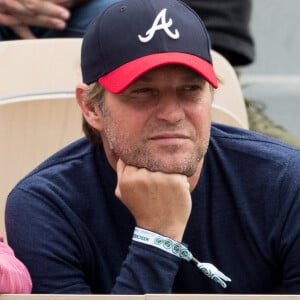 D'après Thomas Sotto, cette décision de l'écarter aurait été prise par Laurent Delahousse lui-même.
Laurent Delahousse - Les célébrités dans les tribunes des Internationaux de France de Tennis de Roland Garros 2019 à Paris, France, le 29 mai 2019. © Jacovides-Moreau/Bestimage