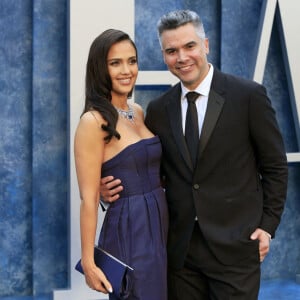 Jessica Alba et Cash Warren ont eux aussi fait une rare sortie.
Jessica Alba et son mari Cash Warren au photocall de la soirée "Vanity Fair" lors de la 95ème édition de la cérémonie des Oscars à Los Angeles, le 12 mars 2023. 