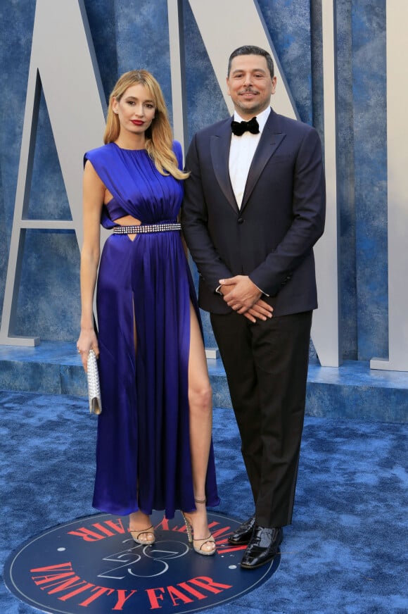 Kenza Fourati et Ayman Mohyeldin au photocall de la soirée "Vanity Fair" lors de la 95ème édition de la cérémonie des Oscars à Los Angeles, le 12 mars 2023. 