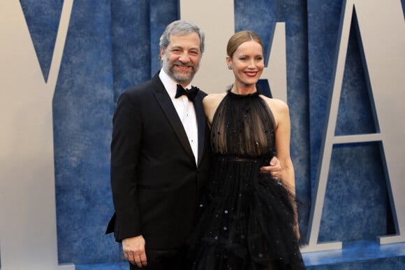 Judd Apatow et sa femme Leslie Mann au photocall de la soirée "Vanity Fair" lors de la 95ème édition de la cérémonie des Oscars à Los Angeles, le 12 mars 2023. 
