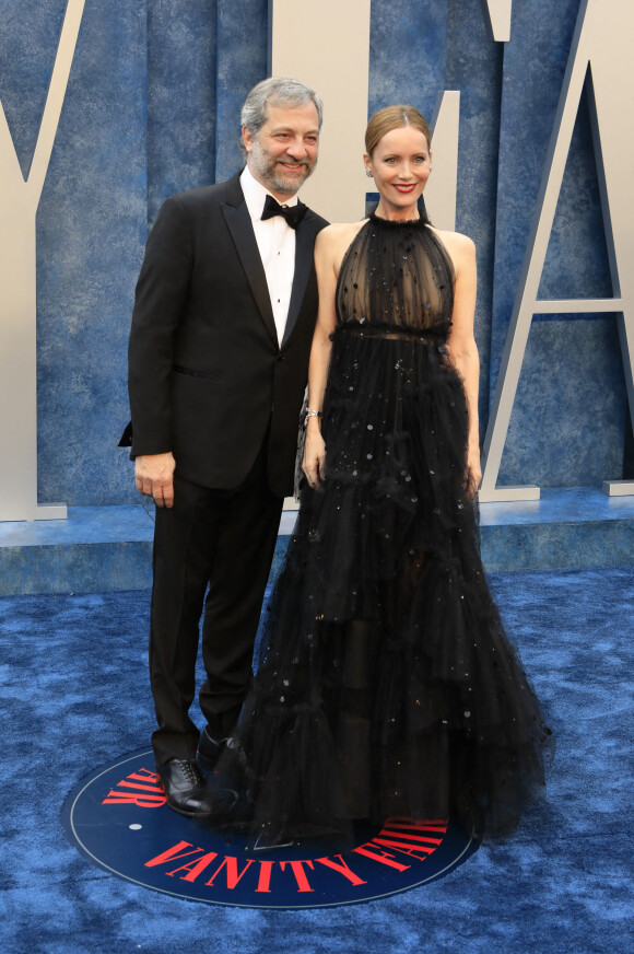 Judd Apatow et sa femme Leslie Mann au photocall de la soirée "Vanity Fair" lors de la 95ème édition de la cérémonie des Oscars à Los Angeles, le 12 mars 2023. 