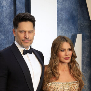 Joe Mangiello et sa femme Sofia Vergara au photocall de la soirée "Vanity Fair" lors de la 95ème édition de la cérémonie des Oscars à Los Angeles, le 12 mars 2023. 
