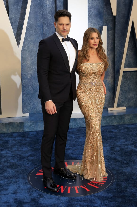 Joe Mangiello et sa femme Sofia Vergara au photocall de la soirée "Vanity Fair" lors de la 95ème édition de la cérémonie des Oscars à Los Angeles, le 12 mars 2023. 