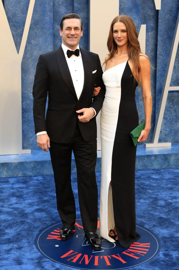 Jon Hamm et Anna Osceola au photocall de la soirée "Vanity Fair" lors de la 95ème édition de la cérémonie des Oscars à Los Angeles, le 12 mars 2023. 