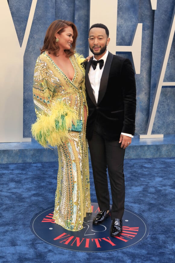 Chrissy Teigen et son mari John Legend au photocall de la soirée "Vanity Fair" lors de la 95ème édition de la cérémonie des Oscars à Los Angeles, le 12 mars 2023. 
