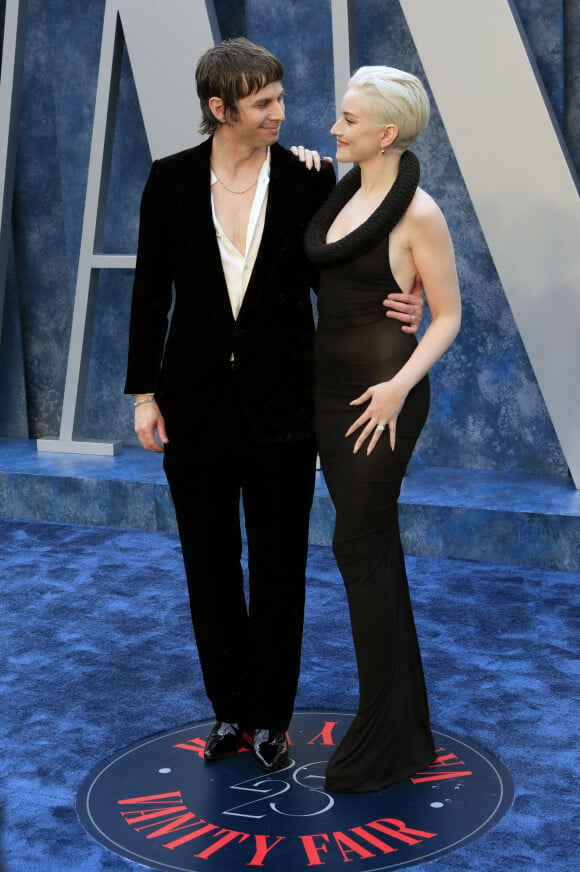 Mark Foster et sa femme Julia Garner au photocall de la soirée "Vanity Fair" lors de la 95ème édition de la cérémonie des Oscars à Los Angeles, le 12 mars 2023. 