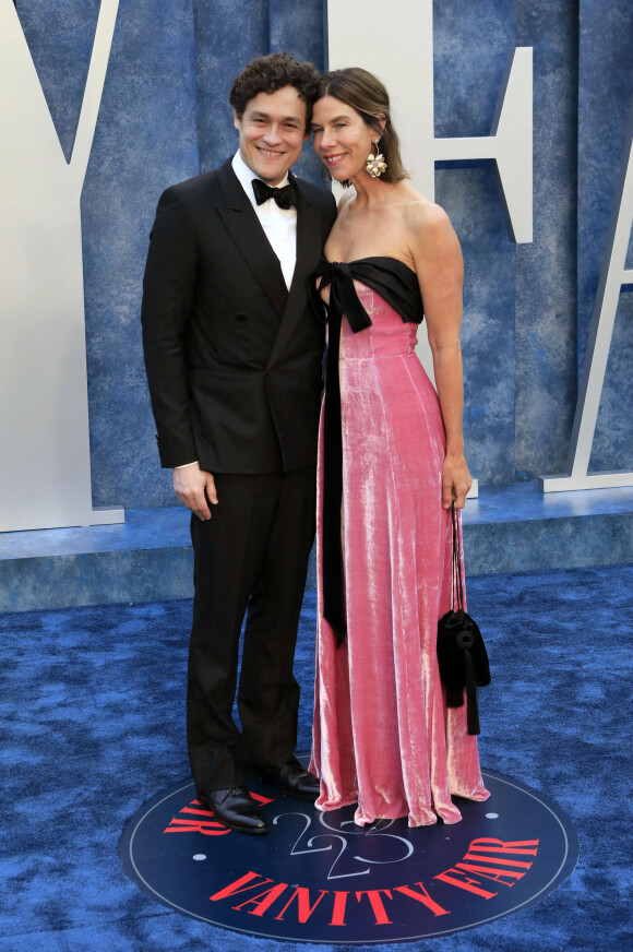 Phil Lord et Irene Neuwirth au photocall de la soirée "Vanity Fair" lors de la 95ème édition de la cérémonie des Oscars à Los Angeles, le 12 mars 2023. 