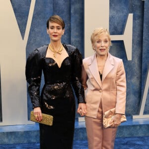 Sarah Paulson et sa compagne Holland Taylor au photocall de la soirée "Vanity Fair" lors de la 95ème édition de la cérémonie des Oscars à Los Angeles, le 12 mars 2023. 