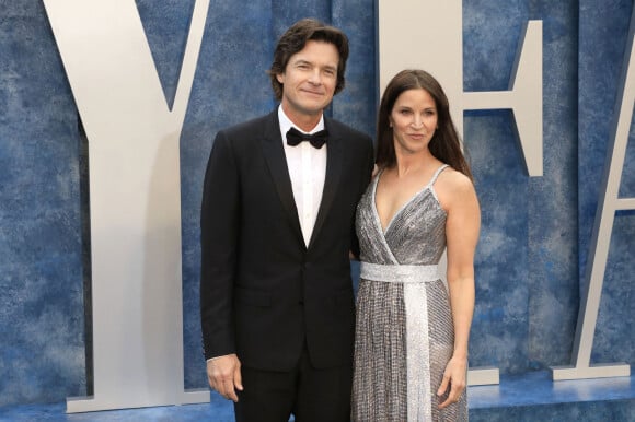 Jason Bateman et sa femme Amanda Anka au photocall de la soirée "Vanity Fair" lors de la 95ème édition de la cérémonie des Oscars à Los Angeles, le 12 mars 2023. 