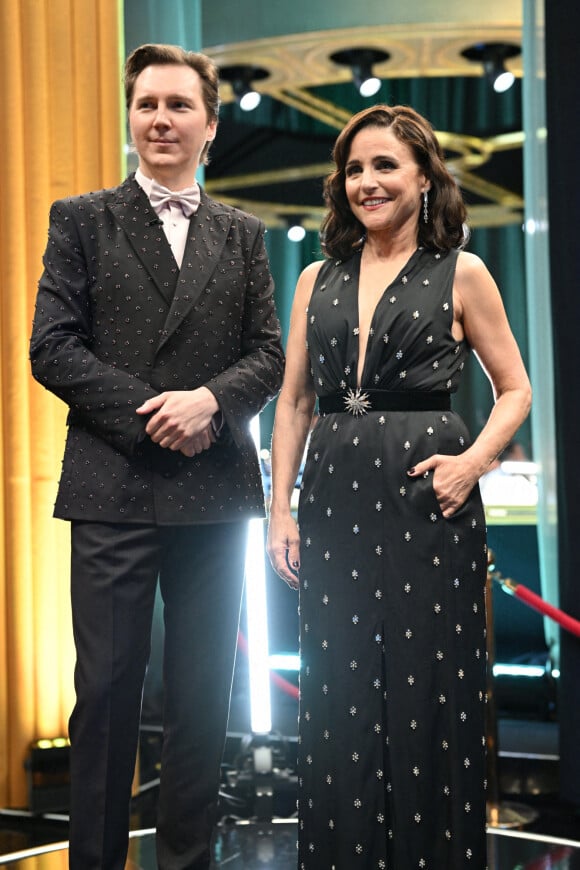 Paul Dano et Julia Louis-Dreyfus en backstage de la 95ème édition de la cérémonie des Oscars à Los Angeles au Dolby Theater le 12 mars 2023. 