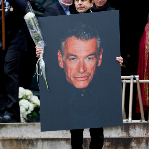 Mais il était toutefois parvenu, grâce à son courage et à sa déermination, à remonter sur scène.
portrait du défunt - Sorties des Obsèques du danseur étoile Patrick Dupond en l'église Saint-Roch à Paris, France, le 11 mars 2021. 