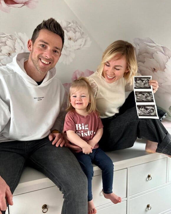 Sur la photo postée sur Instagram, elle tient une échographie à la main.
Emmanuelle Berne et son compagnon Chris vont accueillir leur deuxième enfant.