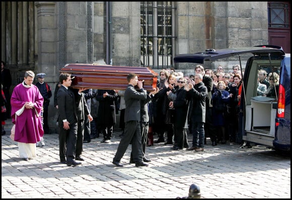 Des liens difficiles mis en lumière lors des obsèques de l'artiste en 2009
Les obsèques d'Alain Bashung en l'église de Saint-Germain-des-prés en 2009