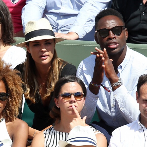 En couple depuis 2016, les deux célébrités sont les heureux parents de deux enfants et tout semble aller pour le mieux entre eux
 
Ariane Brodier et son compagnon Fulgence Ouedraogo - Les célébrités dans les tribunes lors des internationaux de France de Roland Garros à Paris, le 4 juin 2017. © Dominique Jacovides-Cyril Moreau/Bestimage