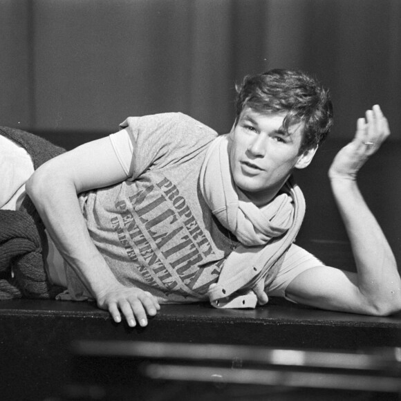 L'occasion d'évoquer cette douloureuse épreuve à laquelle il a dû faire face.
Archives  En France, à Paris, Patrick Dupond se détendant allongé sur la scène en marge des répétitions d'un ballet le 18 mars 1982. © Bernard Leguay via Bestimage