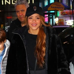 Shakira emmène ses enfants Sasha, 8 ans, et Milan, 10 ans, au "M&M's" Store à New York avant d'aller dîner au restaurant "Nobu", le 10 mars 2023. Juste avant, Shakira avait participé à l'émission "The Tonight Show Starring Jimmy Fallon".