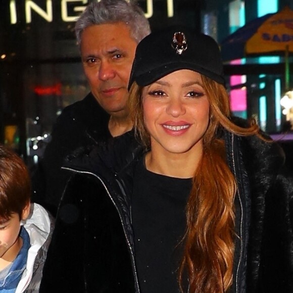 Shakira emmène ses enfants Sasha, 8 ans, et Milan, 10 ans, au "M&M's" Store à New York avant d'aller dîner au restaurant "Nobu", le 10 mars 2023. Juste avant, Shakira avait participé à l'émission "The Tonight Show Starring Jimmy Fallon".