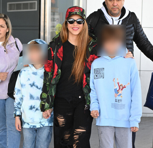 
Shakira arrive à l'aéroport JFK à New York avec ses deux fils Sasha et Milan le 9 mars 2023