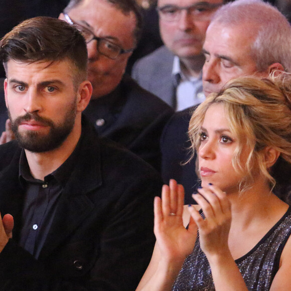 Gerard Piqué évoque les tensions récentes avec Shakira
Gerard Piqué reçoit le prix du meilleur athlète catalan lors d'une cérémonie à Barcelone. Sa compagne, la chanteuse Shakira était à ses côtés.