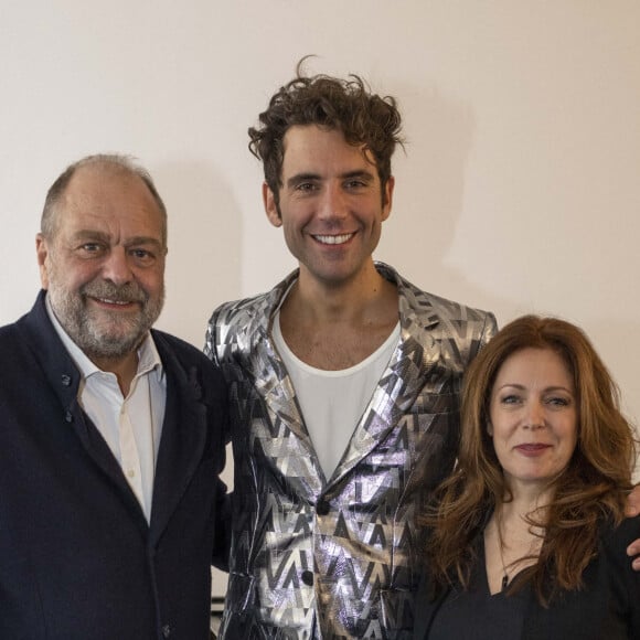 Exclusif - Eric Dupond-Moretti et sa compagne Isabelle Boulay - Mika est en backstage après son deuxième concert à la Philharmonie de Paris le 24 octobre 2021. © Cyril Moreau / Bestimage 