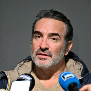 Semi-exclusif - Jean Dujardin lors de l'avant-première du film "Les Chemins Noirs", dans lequel il a le rôle principal, réalisé par Denis Imbert, au cinéma Pathé Gare du Sud à Nice, le 26 janvier 2023. Ce film adapté d'un roman de Sylvain Tesson, raconte le voyage d'un écrivain à travers la France rurale, du Mercantour au Cotentin. Il sortira en salle le 22 mars. © Bruno Bebert/Bestimage 