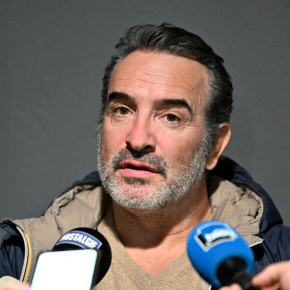 Semi-exclusif - Jean Dujardin lors de l'avant-première du film "Les Chemins Noirs", dans lequel il a le rôle principal, réalisé par Denis Imbert, au cinéma Pathé Gare du Sud à Nice, le 26 janvier 2023. Ce film adapté d'un roman de Sylvain Tesson, raconte le voyage d'un écrivain à travers la France rurale, du Mercantour au Cotentin. Il sortira en salle le 22 mars. © Bruno Bebert/Bestimage 