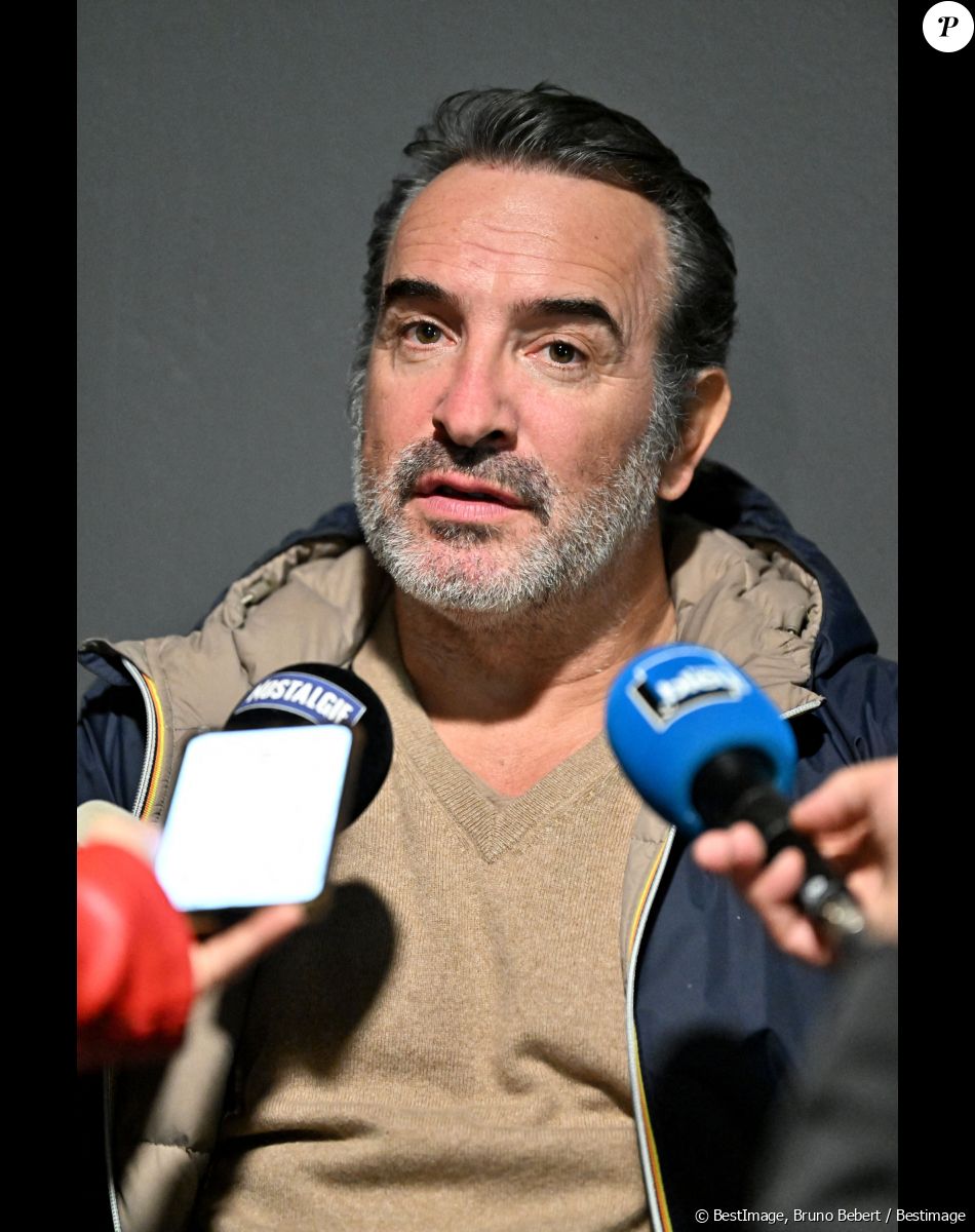 Semi-exclusif - Jean Dujardin lors de l'avant-première du film "Les Chemins Noirs", dans lequel il a le rôle principal, réalisé par Denis Imbert, au cinéma Pathé Gare du Sud à Nice, le 26 janvier 2023. Ce film adapté d'un roman de Sylvain Tesson, raconte le voyage d'un écrivain à travers la France rurale, du Mercantour au Cotentin. Il sortira en salle le 22 mars. © Bruno Bebert/Bestimage