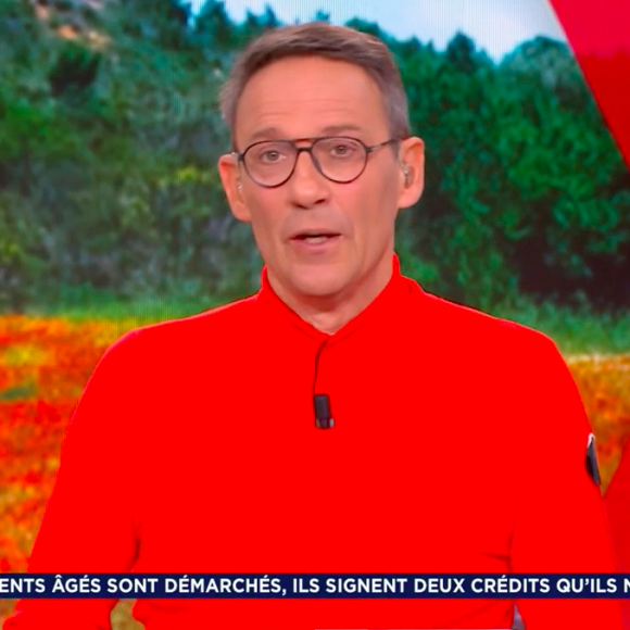 Après avoir rappelé son nom complet, il a dévoilé son surnom hors antenne
Julien Courbet dans son émission "Ca peut vous arriver" sur M6. Il rigole avec son journaliste Stan Vignon.