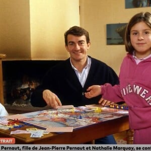 Elle a tout d'abord découvert une photo d'enfance sur laquelle elle pose avec son papa, Jean-Pierre Pernaut, et son frère Olivia