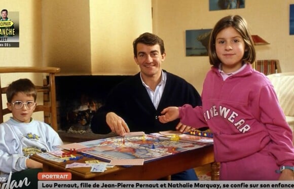 Elle a tout d'abord découvert une photo d'enfance sur laquelle elle pose avec son papa, Jean-Pierre Pernaut, et son frère Olivia