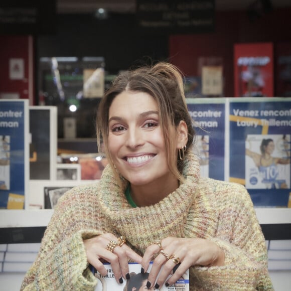 Exclusif - Laury Thilleman (Miss France 2011) dédicace son nouveau livre "365 jours au Top" à la FNAC Champs-Elysées à Paris le 16 novembre 2022. © Jack Tribeca / Bestimage