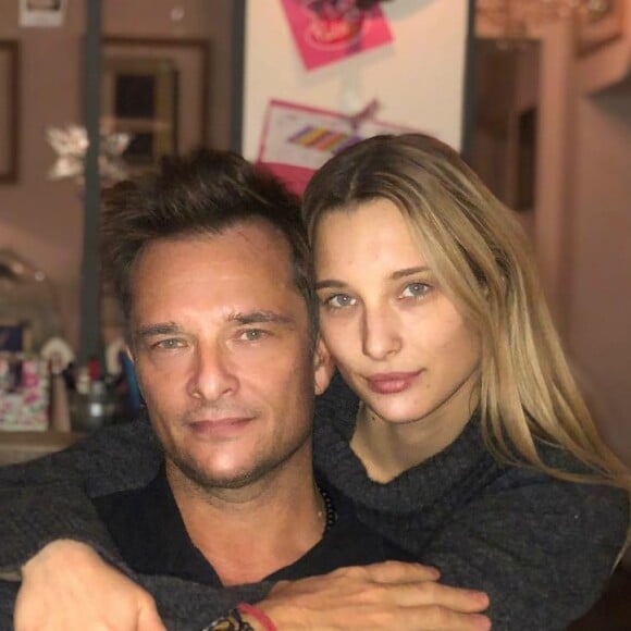 Papa d'Ilona, 27 ans, Emma, 25 ans (filles d'Estelle Lefébure) et de Cameron, 18 ans, né de sa relation avec son actuelle épouse Alexandra Pastor, David Hallyday a exclu l'idée de sacrifier ses enfants au profit de sa carrière. La raison ? Il en a beaucoup trop souffert avec son père Johnny Hallyday et n'a pas voulu infliger la même chose à ses enfants.
David Hallyday avec Ilona Smet et Emma Smet