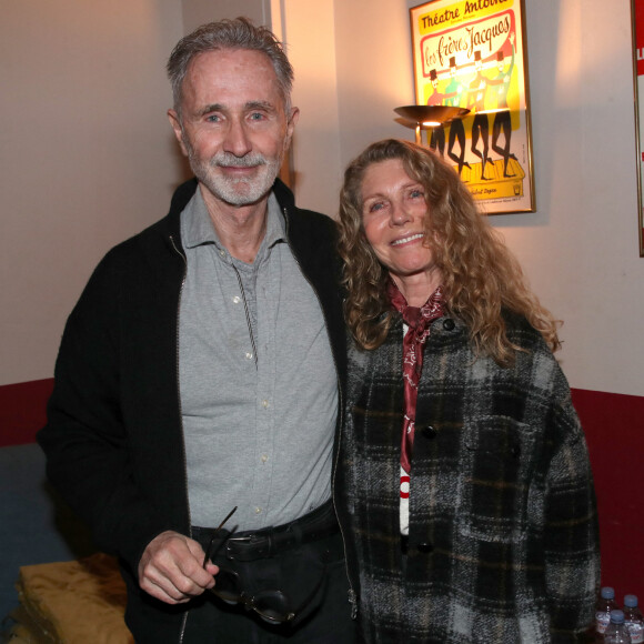 Elle précisant également qu'il n'a jamais été tenté par d'autres femmes : "J'étais et je reste l'homme d'une seule femme : la mienne. Je suis toujours amoureux d'elle".
Exclusif - Thierry Lhermitte et sa femme Hélène - People à la représentation de la pièce de théâtre "Fleurs de soleil" au théâtre Antoine à Paris, France, le 16 mars 2023. © Bertrand Rindoff/Bestimage 