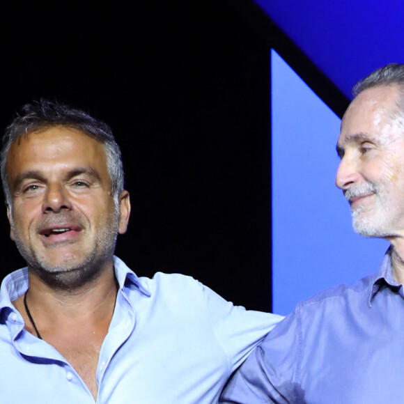 Exclusif - Thierry Lhermitte (D) et son metteur en scène Steve Suissa (G), saluent le public - Représentation de la pièce de théâtre "Fleurs de soleil" au théâtre Antoine à Paris, France, le 16 mars 2023. © Bertrand Rindoff/Bestimage 