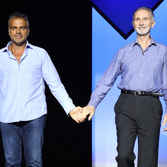 Exclusif - Thierry Lhermitte (D) et son metteur en scène Steve Suissa (G), saluent le public - Représentation de la pièce de théâtre "Fleurs de soleil" au théâtre Antoine à Paris, France, le 16 mars 2023. © Bertrand Rindoff/Bestimage 