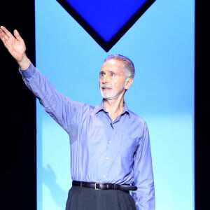 Exclusif - Thierry Lhermitte salue le public - Représentation de la pièce de théâtre "Fleurs de soleil" au théâtre Antoine à Paris, France, le 16 mars 2023. © Bertrand Rindoff/Bestimage 