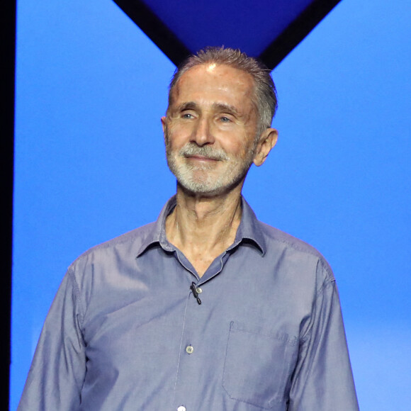 Ce jeudi, au théâtre Antoine à Paris, Thierry Lhermitte était de retour sur les planches, là où tout a commencé pour l'ancien membre du Splendid.
Exclusif - Thierry Lhermitte salue le public - Représentation de la pièce de théâtre "Fleurs de soleil" au théâtre Antoine à Paris, France. © Bertrand Rindoff/Bestimage 