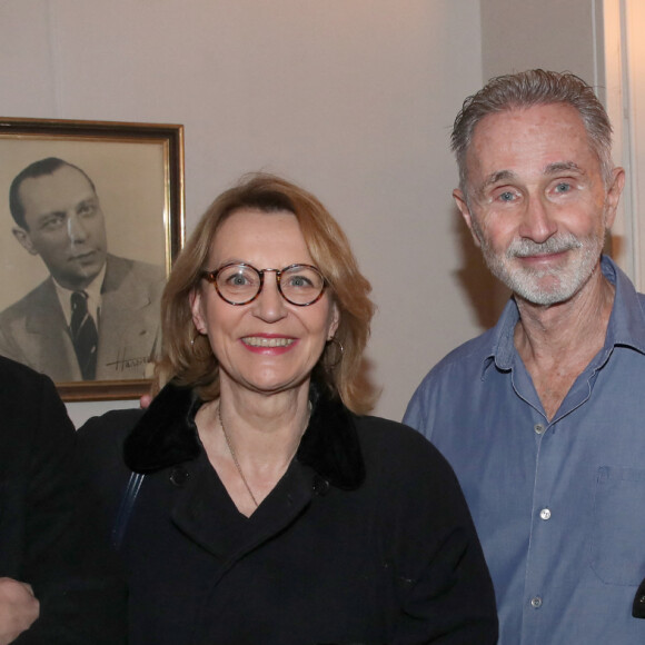 Exclusif - Jean-Marc Dumontet (producteur de la pièce), Christiane Millet (comédienne), Thierry Lhermitte et Sonia Vollereaux (comédienne) - People à la représentation de la pièce de théâtre "Fleurs de soleil" au théâtre Antoine à Paris, France, le 16 mars 2023. © Bertrand Rindoff/Bestimage 