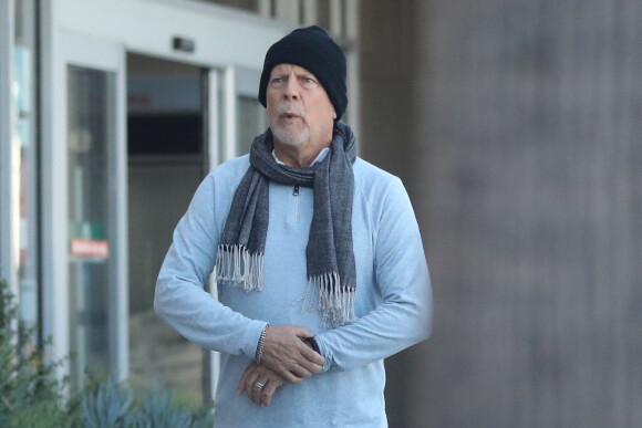 Exclusif - Bruce Willis, atteint d'aphasie, sort chercher café et croissant avec un ami à Los Angeles le 6 février 2023. 